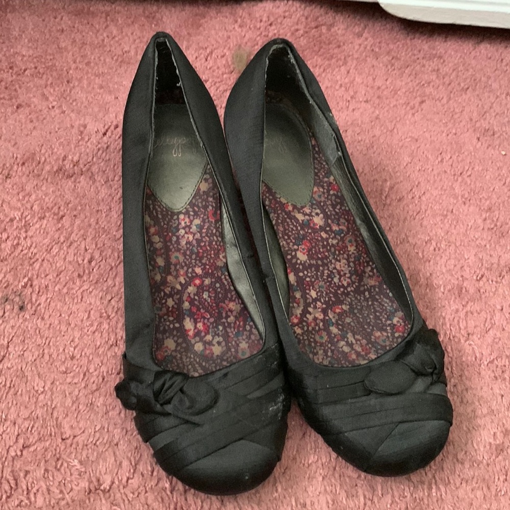JellyPop 1in heels! Black exterior with floral print interior soles